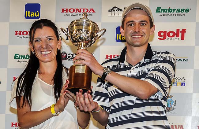 Roberta e Pepê com a taça de prata de posse transitória de campeões do Aberto do Broa Golf Resort