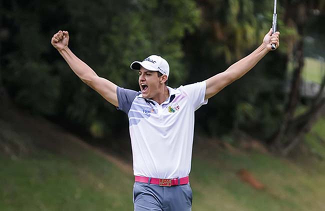 Becker comemora o eagle no 18 que lhe garantiu o título com dois grupos ainda no campo de golfe