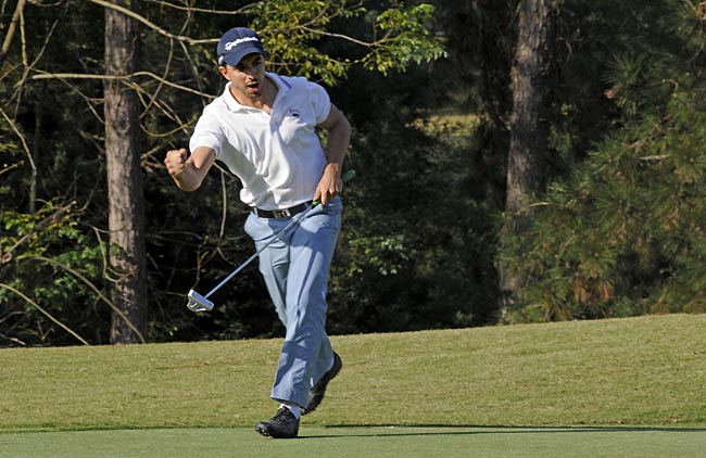 Felipe Almeida comemora o birdie no 15, em 2011, que lhe garantiu o título do Aberto de golfe do Terras de São José