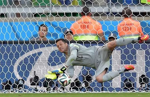 Julio Cesar defende penalti: grande maioria dos turistas de golfe torce pelo Brasil vencer a Copa