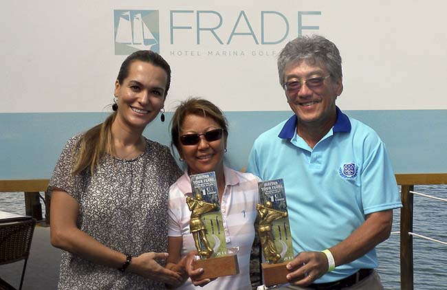 Nely Arantes, do FRAD.E, entrega os troféus ao casal NOta 10 do golfe do RJ, Tacashi e Elza Ishii. 