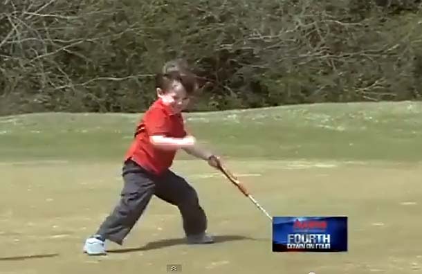 Baby James comemora mais uma embocada: jogando o putter muito melhor do que você. Acredite!