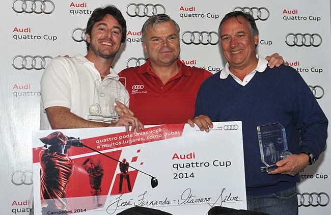  Jörg Hofmann, presidente e CEO da Audi do Brasil, entrega o prêmio aos vencedores da etapa brasileira