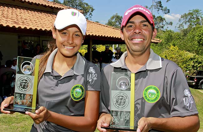 Vitória e Alexandre: vencendo o torneio de golfe de duplas de Japeri por uma tacada de vantagem