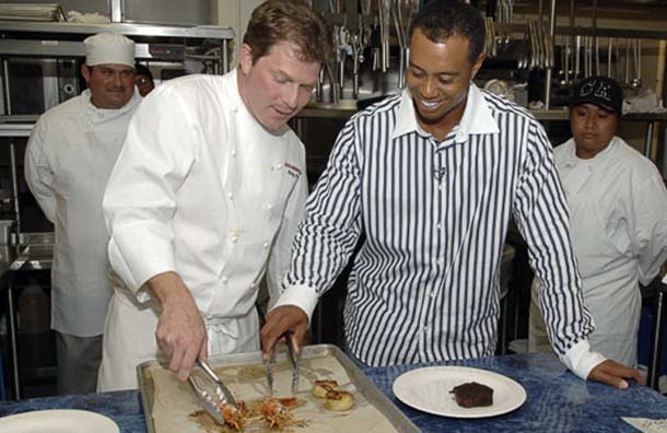 Woods de volta ao ramo dos restaurantes, enquanto prepara sua volta ao golfe