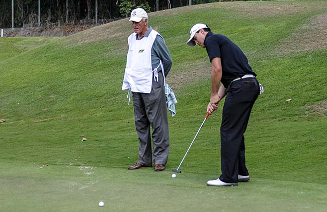 Richard Connoly orienta Tourinho no seu único treino completo antes da estreia: caddie de luxo