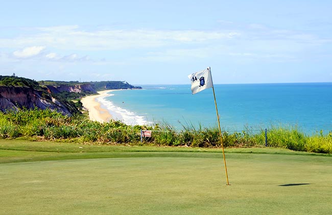 Buraco 14 do Terravista; um dos locais mais famosos do golfe mundial e mais comentados na internet