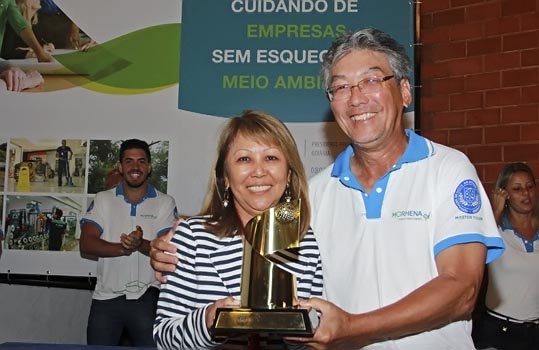 Elza e Takashi, no Rio, e Kenij, em São Paulo: mãe, pai e filho vencendo torneios no mesmo dia, maravilha que só o golfe propicia