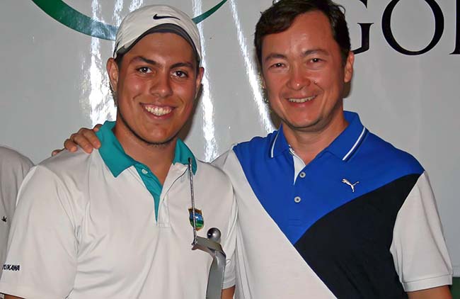 Carlos Tamai, do Taiá, entrega prêmio de campeão de golfe a Paulo Mattos