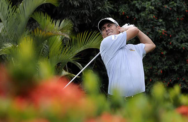 Adilson: errando muitos greens mas se salvando nos putts para manter suas chances do torneio de golfe de Hong Kong