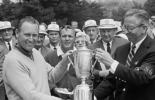 Billy Casper recebe o troféu do US Open de 1966, no Olympic Club, primeiro de seus três majors: herói do golfe que jogou e venceu no Brasil