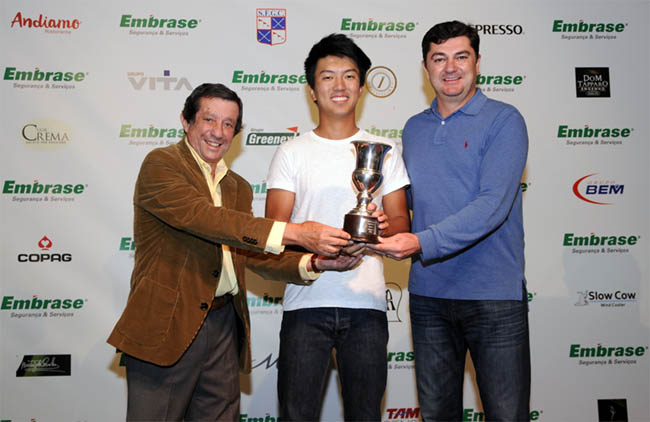 Paulo Castelo Branco, presidente do São Fernando, e Douglas Delamar, da Embrase, entregam troféu ao campeão