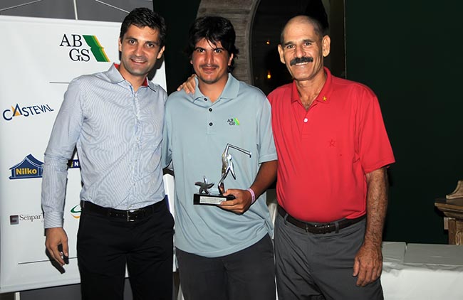 Rafael Silva (esq.) e Gary Sklnik (dir.) entregam o prêmio de campeão a Celso Teixeira Filho