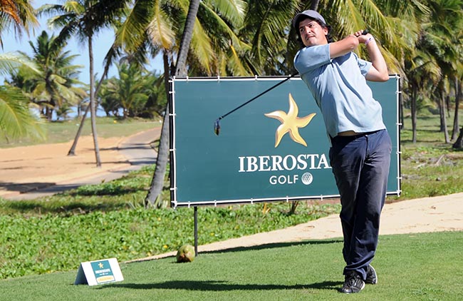 Celso, no tee do 18, jogado à beira do mar: liderança do Iberostar Open e Sênior de Golfe do Nordeste