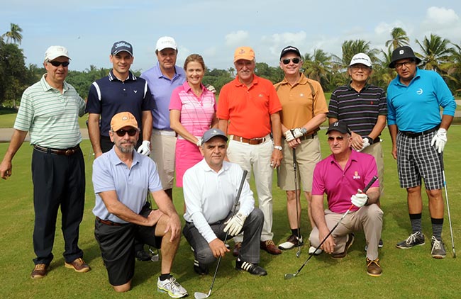 Jaime, de laranja, ao centro, com alguns dos alunos de sua primeira clínica de golfe em Comandatuba