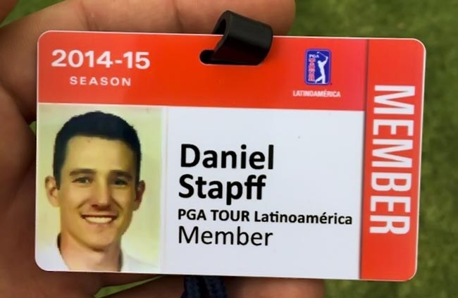 Daniel Stapff da equipe YKP/Azeite 1492 de golfe mostra seu cartão de membro do PGA Tour LA