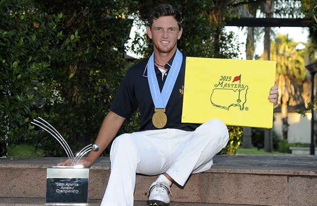 Dominguez com troféu do amador latino e bandeira do Masters: uma incrível jornada para Augusta