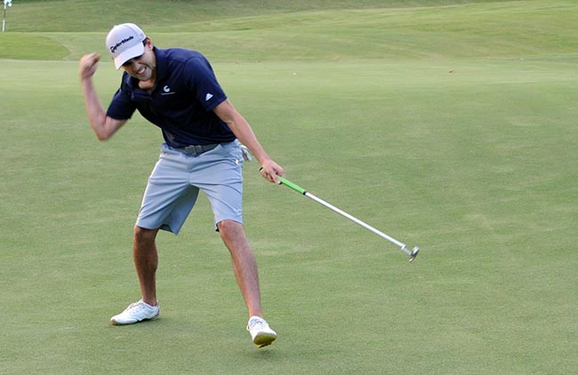 Eduardo Costa comemora birdie: duas abaixo para ser líder isolado em busca do inédito bicampeonato do Aberto da Grama - Embrase