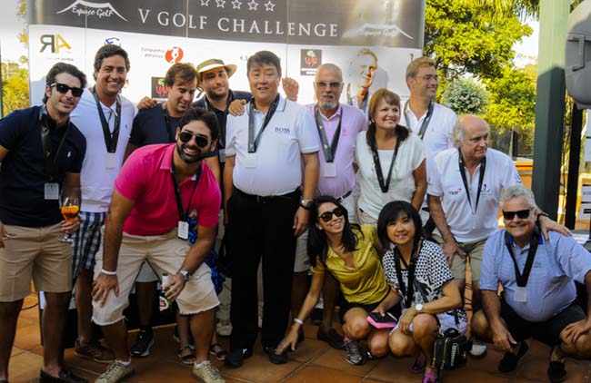 Yim King Po, organizadores e os integrantes da equipe YKP, campeã do 5º Golf Challenge, no Ipê