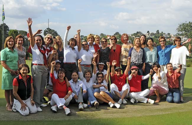 Todas as jogadoras da etapa (acima) e a dupla Lúcia Guilger/Glória Nishikawa, que fez o melhor resultado da rodada. Fotos: São Fernando GC/Thais Pastor