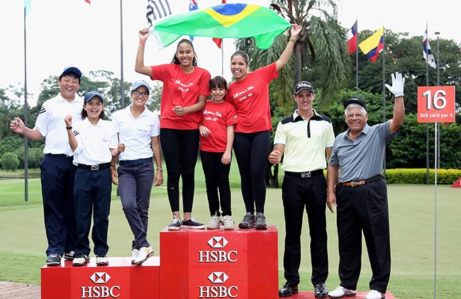 Choi, os irmãos Grinberg, crianças do Golfe para a Vida, Rafa Becker e Lee Trevino: promovendo o torneio de golfe do HSBC