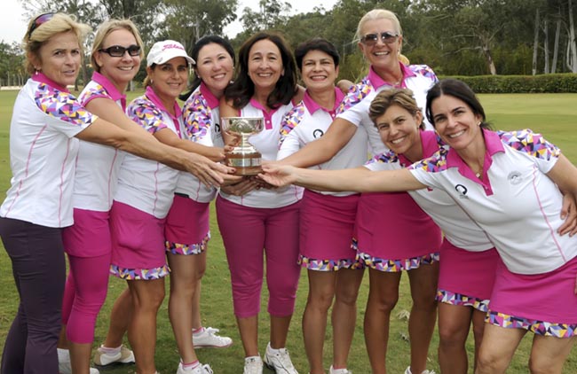 A equipe campeã do Terras, acima, e todas as participantes juntas, abaixo: um dia de golfe e amizade