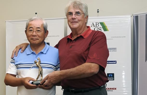 Koichi Ogata recebe premio de Claudio Kiryla, presidente da ABGS