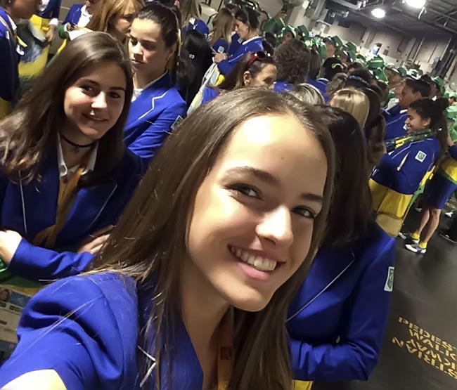 Luiza na concentração com a delegação brasileira na hora de entrar no estádio para o desfile