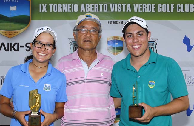 Lauren, com Hiragami e Paulo Mattos: campeões do torneio de golfe do feriado