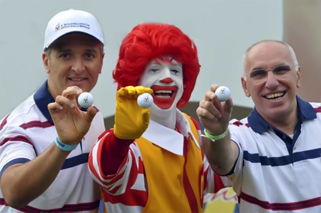 Tupa, da Martin Brower, o palhaço McDonald e Chico Nevez, do IRM: comandando a solidariedade