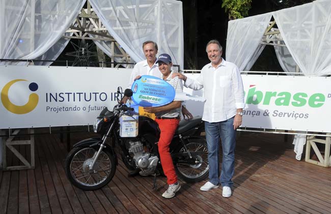 Michael Gail, Quedison Silva e Wagner Martins com a moto