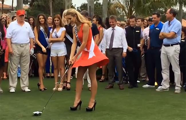 Miss República Tcheca tenta controlar a saia no vento e bater na bola ao mesmo tempo: golfe no Doral