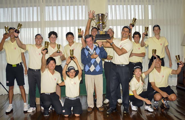 Paulo Castelo Branco, presidente de São Fernando e da Comissão de Honra do torneio, entrega o troféu as campeões