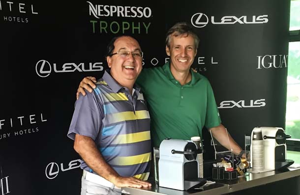 Pedone e Neni: comemorando a vitória e o recorde de 19 putts com um bom café Nespresso