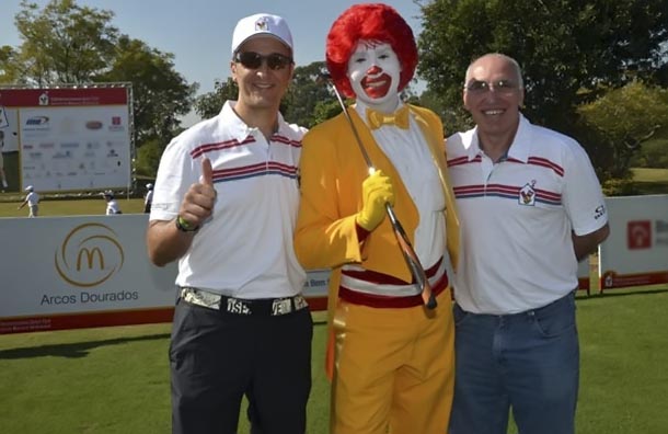 O palhaço Ronald McDonald, com os maiores incentivadores da Casa Ronald, Tupa Gomes e Chico Neves