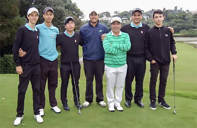 Parte da equipe paulista que lidera o confronto de golfe juvenil desde o primeiro dia