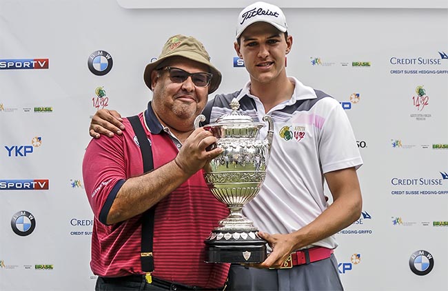 Rafa Becker, campeão do Aberto do Brasil de 2014, no Gávea, com Sergio Carpi, do Azeite 1492, seu patrocinador e presidente do Itanhangá GC