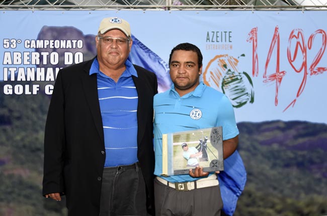 Sergio Carpi entrega troféu de campeão do Aberto do Itanhangá a Juan Alvarez