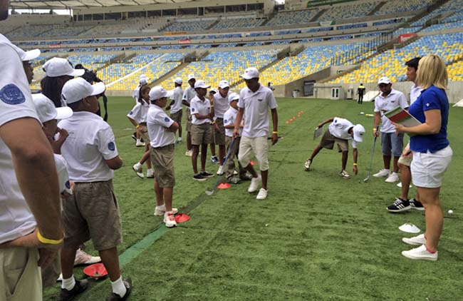 Crianças de Japeri leam golfe ao Maracanã em projeto hsitórico para o desenvolvimento do esporte