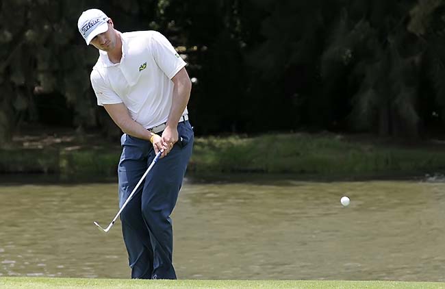 Tourinho emboca de fora no buraco 8, seu 17º buraco do dia, para assumir a liderança isolada da mais competição amadora de golfe da América Latina