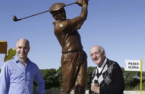 Roberto de Vicenzo, com o autor de sua estátua: Argentina homenageia seus heróis do esporte