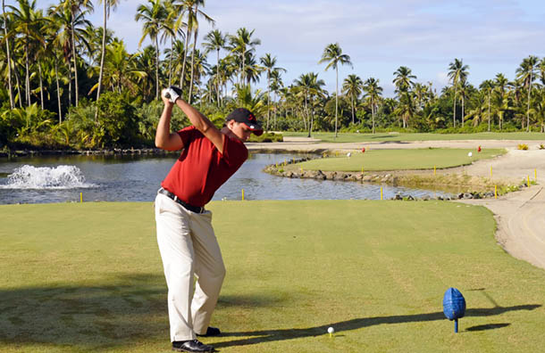 Borghetti, no tee do 1 do Comandatuba Ocean Course, considerado três vezes seguidas pela revista americana Golf Digest como o melhor campo de golfe do Brasil