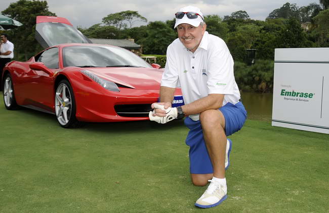 Wagner Martins, presidente de Embrase, posa com a Ferrari no lançamento do Embrase Golf Tour