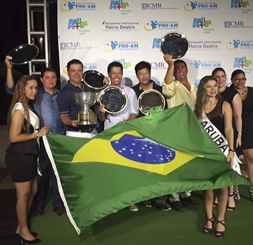 Guilherme Oda com a equipe campeã do Pro-Am de Aruba