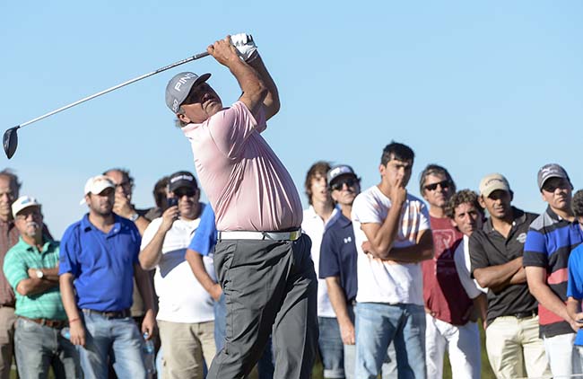 Dielo de gerações do golfe argentino entre Cabrera, acima, 45 anos, e Cocha, abaixo, 23