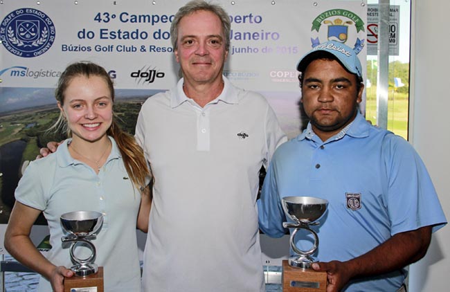 Luiz Henrique Lopes Leão Teixeira, presidente da Federação de Golfe do Estado do Rio de Janeiro, com os campeões do Aberto. Foto: Fábio Vicente