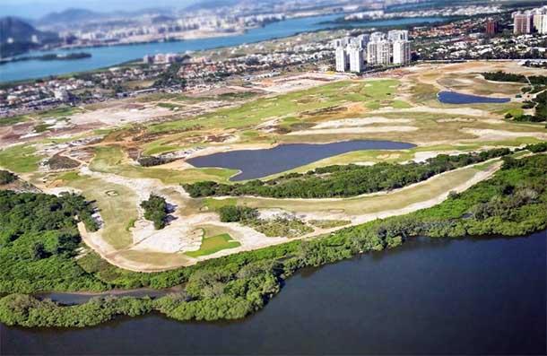 Campo olímpico de visto do alto durante o processo de colocação de grama, grudado em reserva ambiental