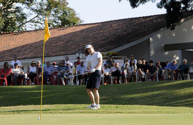 Daniel Dias, líder do torneio e destaque do Brasil, no buraco 18 do campo de golfe do Country