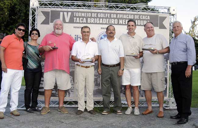 Equipe campeã da Taça Brigadeiro Nero Moura recebe troféus das autoridades presentes