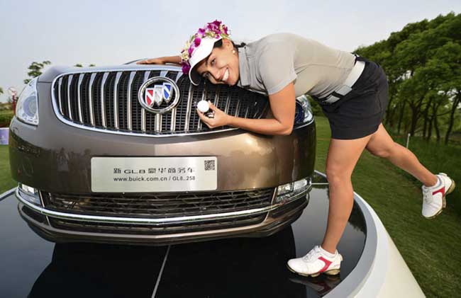 Lovelady abraçada em seu Buick de US$ 66 mil: segundo hole-in-one em 15 dias no Tour Europeu Feminino